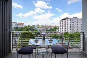 Outdoor dining - Luxury Living in heart of Nimman (Chiang Mai)