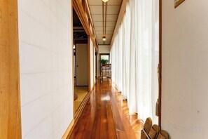 Interior - Mizunowa (Nago)