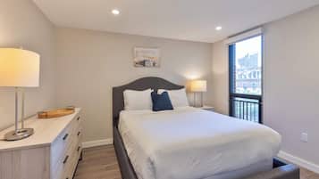 2 bedrooms, desk, iron/ironing board, WiFi