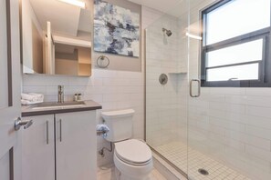 Dusj, hårføner og håndklær