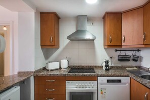 Fridge, oven, stovetop, dishwasher