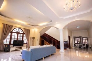 Room - GEM VILLA 10 - 5 Bedroom, 6 Bathroom, Big Pool, Big Garden (Ho Chi Minh City)