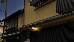 A traditional Japanese building with a wooden balcony and a black gate. - [Family-Friendly] Kyoto House, Walk to Gion (Kyoto)
