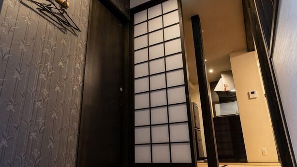 A traditional Japanese room with tatami flooring, sliding doors, and a low wooden ceiling. - [Family-Friendly] Kyoto House, Walk to Gion (Kyoto)