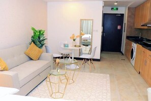 تجهيزات عازلة للصوت ومكواة/لوح كي وأسرّة أطفال/رضّع