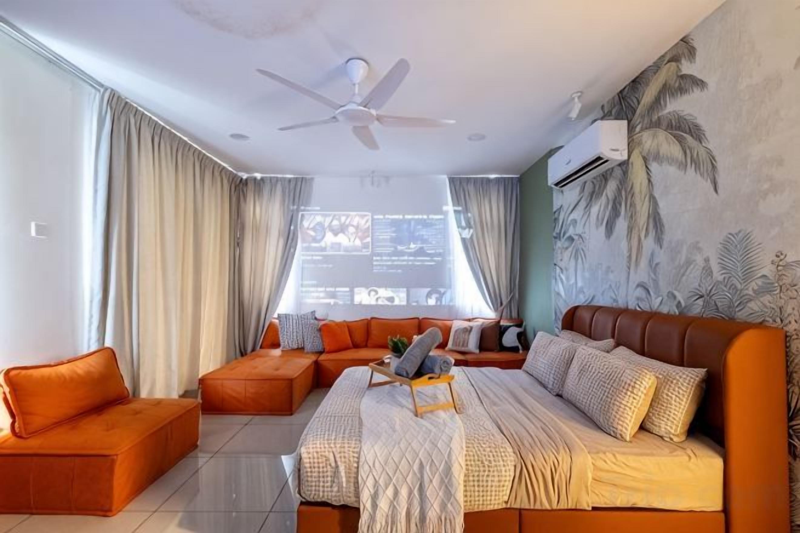 Un dormitorio con cama, sofá y ventana con cortinas.
