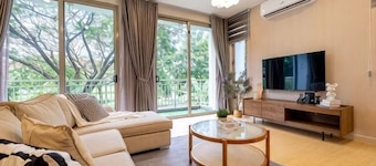 LAKE VILLA BY FEEL HOME