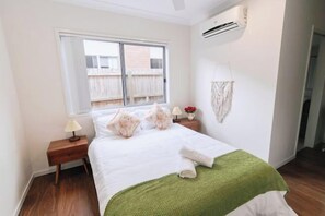 Cots/infant beds - 4b2b Coomera Comfort Lodge Near Theme Park & Westfield (Coomera)