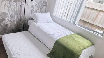 Cribs/infant beds