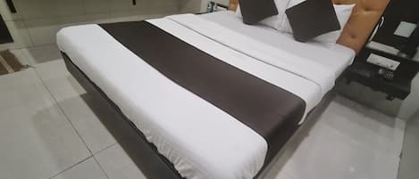 Deluxe Double Room | Desk, laptop workspace, free WiFi