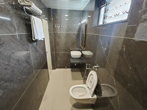 高级双人房 | 浴室 | 淋浴设施、毛巾、肥皂、洗发水