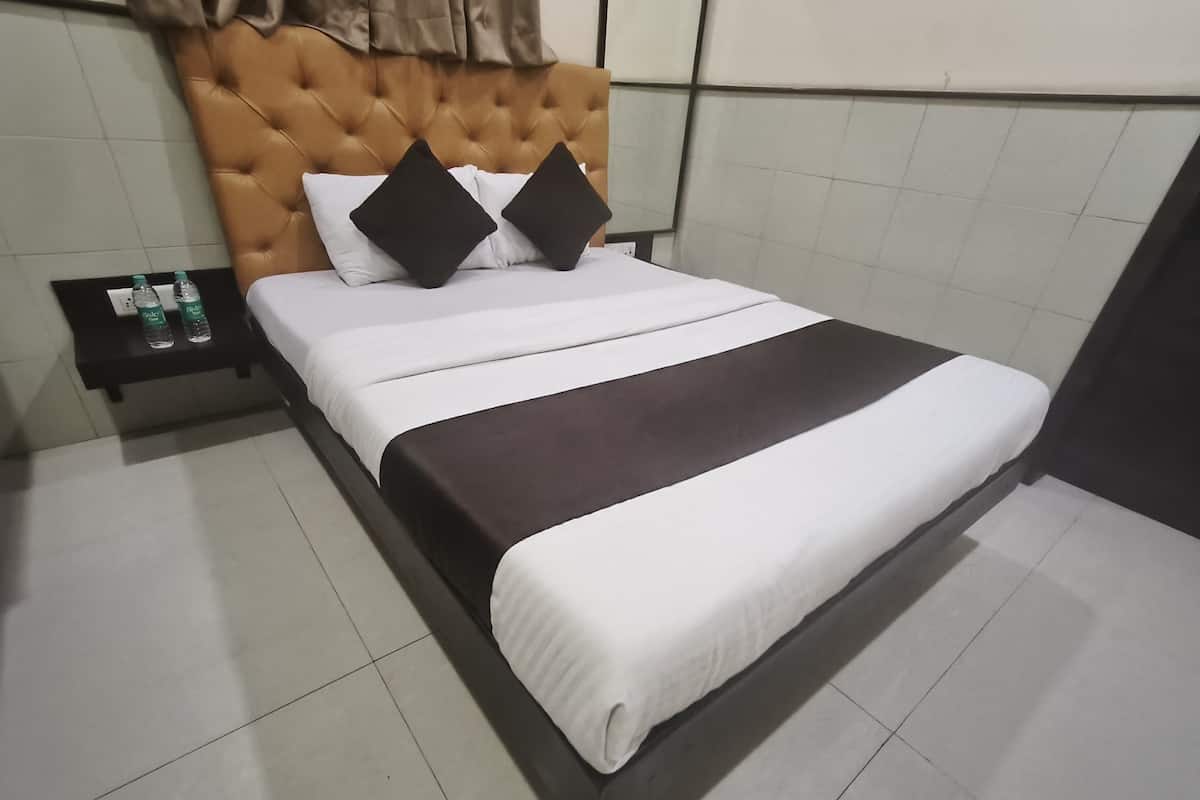 Quarto casal luxo | Escrivaninha, espaço de trabalho para notebook, Wi-Fi de cortesia