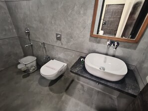 Quarto casal luxo | Banheiro | Chuveiro, toalhas de banho, sabonete, shampoo