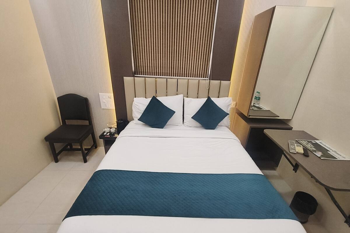 Superior Double Room | Desk, laptop workspace, soundproofing, WiFi (free)