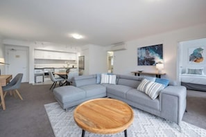 Living area - Mounts Bay Stay 2 Bedroom Apt - Kings Park - Free Parking (Perth)