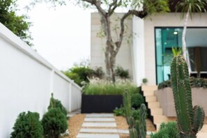 Garden - Prime Deluxe Villa No. V17 (Sattahip)