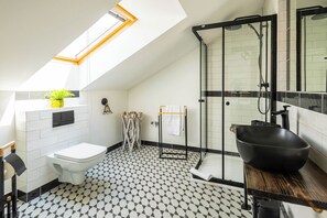 Sèche-cheveux, serviettes fournies, papier toilette