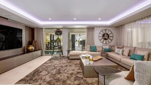 Una sala de estar moderna con un sofá, una mesa de centro y un televisor.