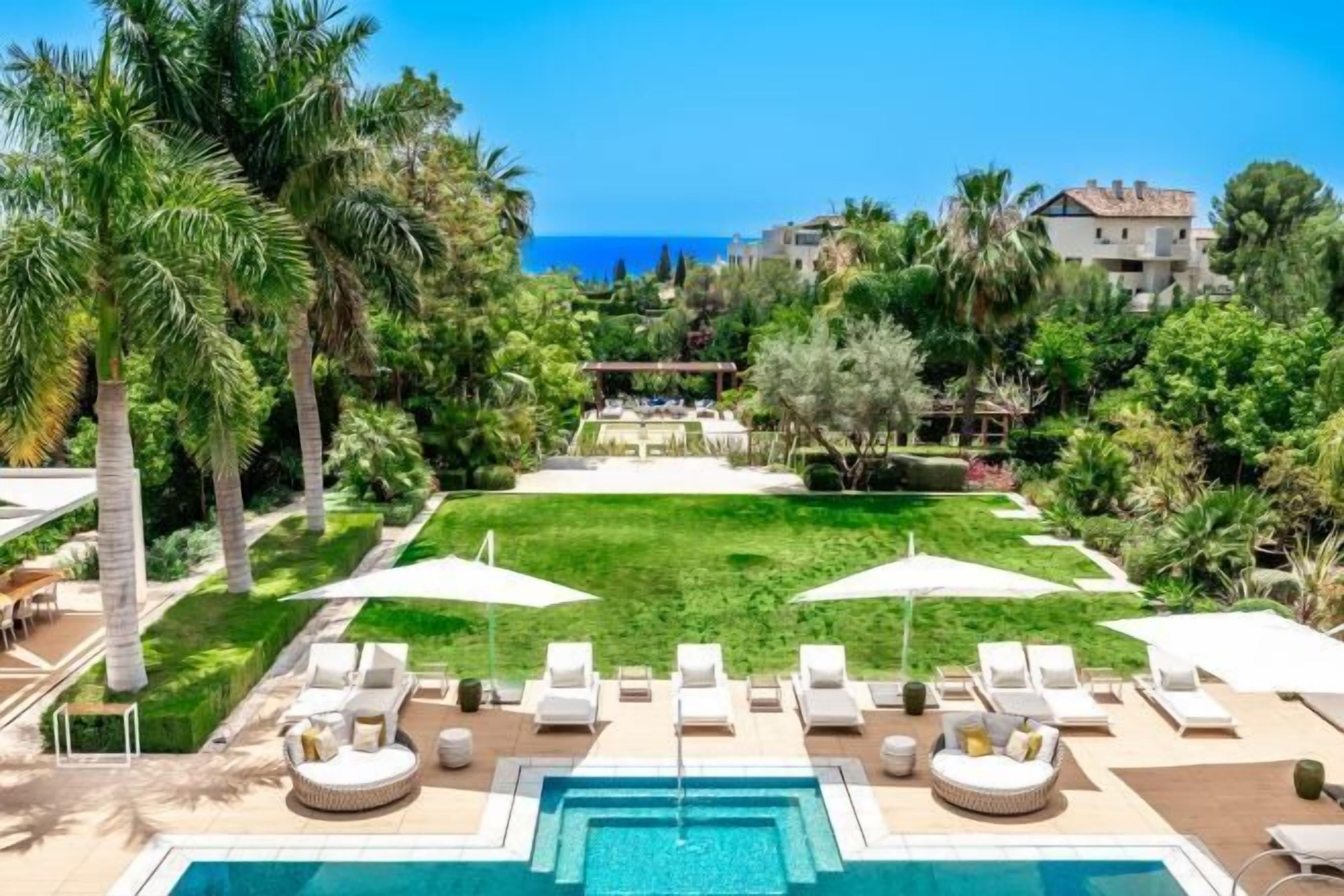 حمام سباحة خارجي