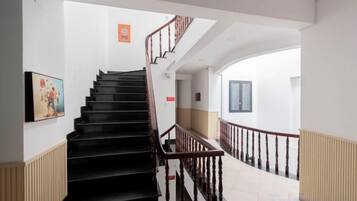 Una escala amb barana que condueix a un pis superior.