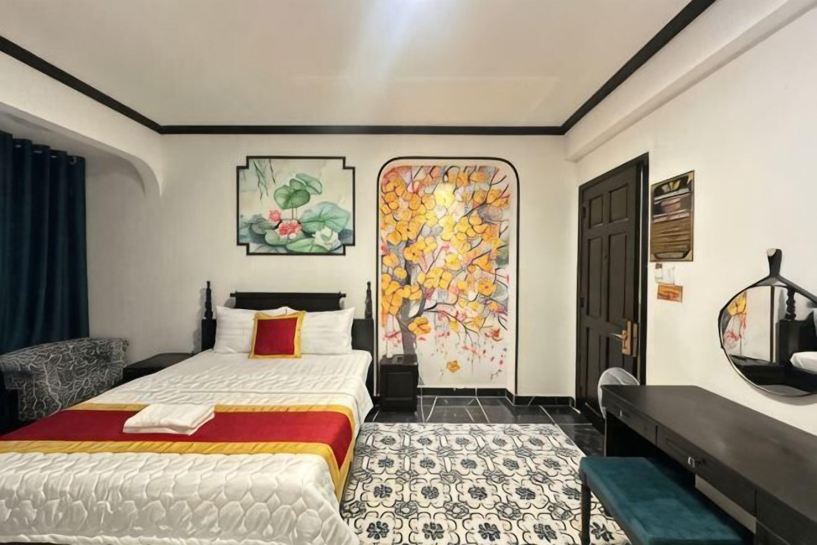 Ein Schlafzimmer mit einem Bett, einem Nachttisch und einer Wand mit einem Blumenbild.