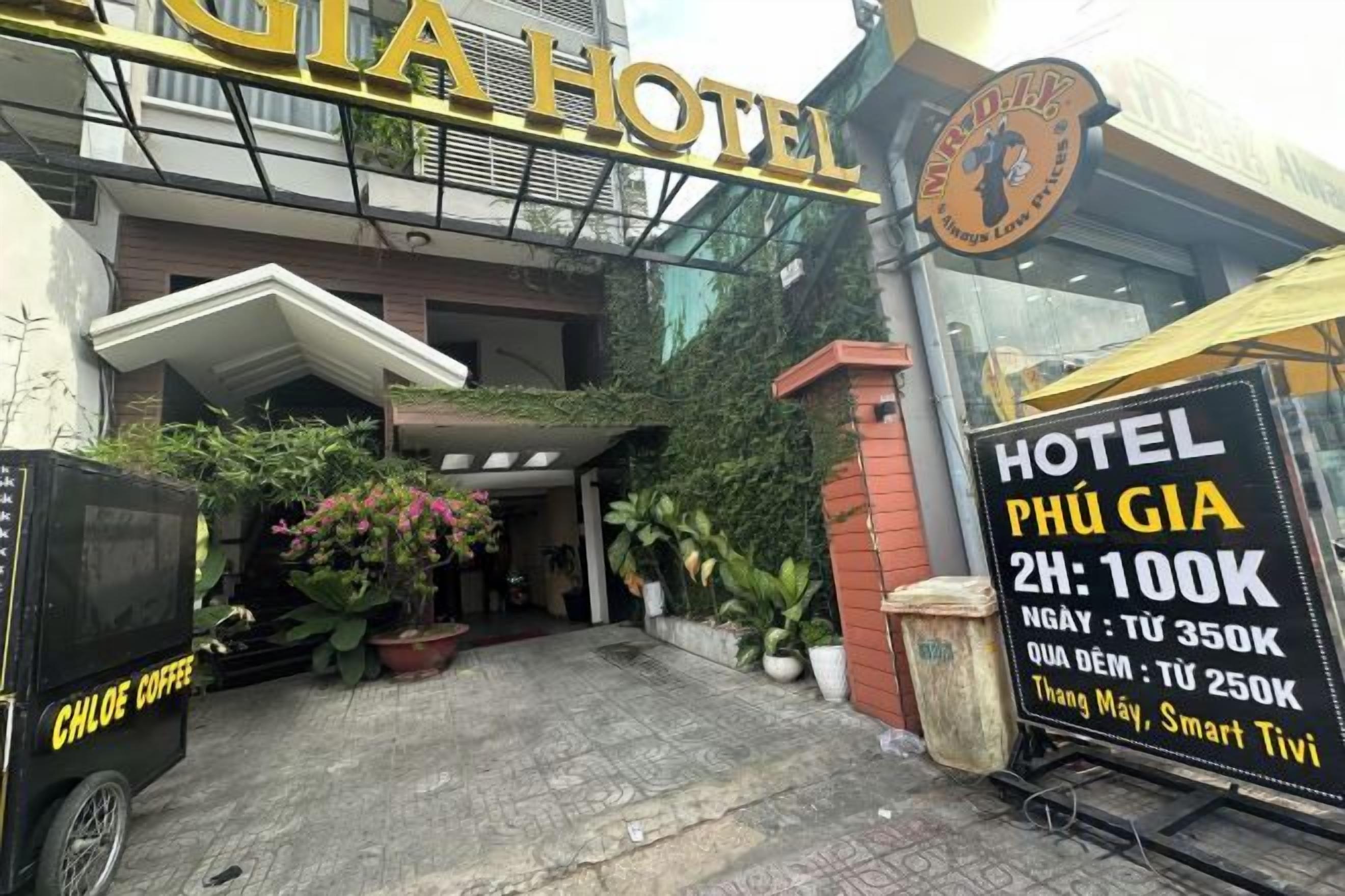 A hotel entrance with a sign indicating room rates and amenities.