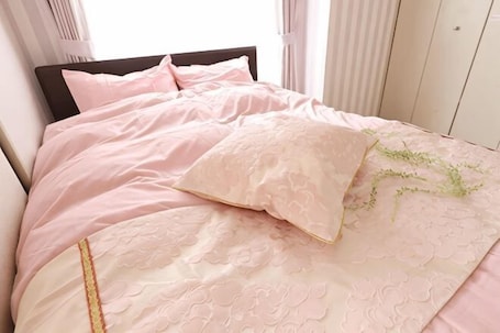 A bed with a headboard, pillows, and a blanket.. Du Etowaru #801