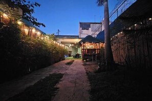 المنطقة المحيطة بالمنشأة