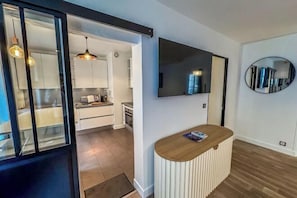 Room - HbyB - Madeleine Concorde - 2 Bedrooms (Paris)