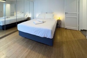 Room - HbyB - Madeleine Concorde - 2 Bedrooms (Paris)
