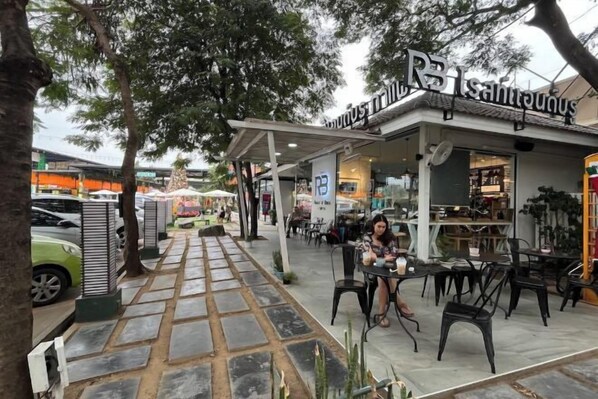 Outdoor dining - Elly's Home. Convenience & Serenity (Chiang Mai)