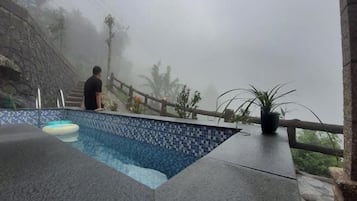 Hồ bơi ngoài trời