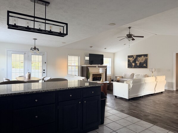 Smart TV, fireplace - Bramblewood Home - 3BD/2BR Spacious Northside Home (Evansville)