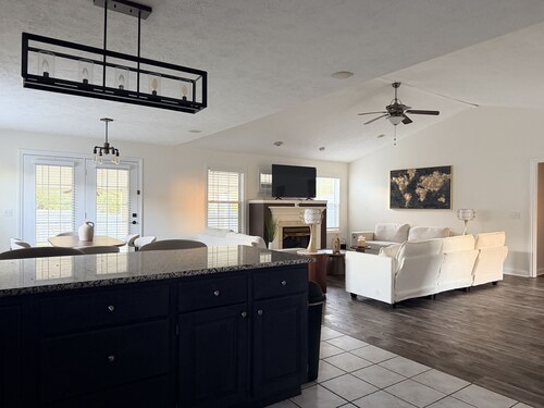 Bramblewood Home - 3BD/2BR Spacious Northside Home