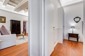 Televisión, reproductor de DVD y libros 