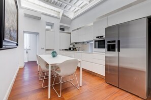 Kühlschrank, Mikrowelle, Ofen, Geschirrspüler