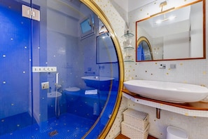 Een douche, een haardroger, een bidet, handdoeken