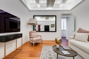 Televisión, reproductor de DVD y libros 