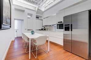 Kjøleskap, mikrobølgeovn, ovn og oppvaskmaskin