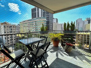 Outdoor dining - Beach apartment with pool, gym and AC - great location (Rio de Janeiro)