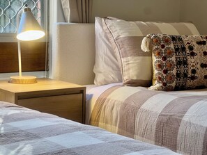 2 bedrooms, iron/ironing board, Internet, bed sheets - Pet Friendly 2BR Family home in Shenton Park (Shenton Park)