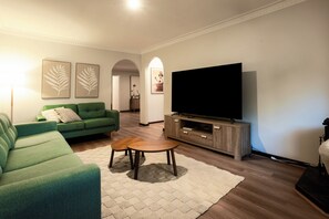 TV - Pet Friendly 2BR Family home in Shenton Park (Shenton Park)