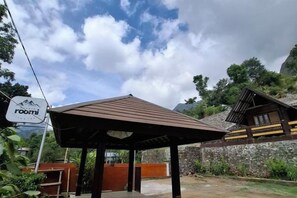 A gazebo with a sign indicating 'roomi' and a mountain view in the background. - Pondok Roomi Villa Sembalun (Sembalun Bumbung)