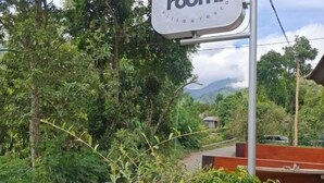 Un letrero con el texto 'Room' y 'Villares', que indica un alojamiento.