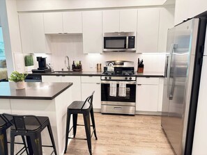 Frigorífico, microondas, horno y placa de cocina