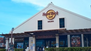 Un Hard Rock Cafe con facciata a tema rock e uno shop Rock Shop ben visibile.