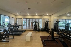 A gym with treadmills, weight machines, and a bench. - Heart of City Seaside view Mahkota Costa (Melaka)