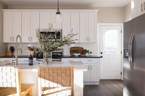 Kjøleskap, mikrobølgeovn, ovn og kokeplater