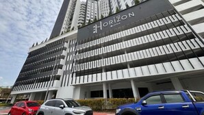 A modern building with the sign "The Horizon" and multiple floors. - Decozy9.0 Ipoh Town Condo(12pax) (Ipoh)