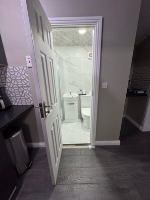 تجهيزات دش، مجففات شعر، مناشف، صابون